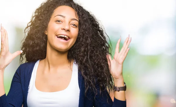 Mooi Meisje Met Krullend Haar Vieren Gek Verbaasd Voor Succes — Stockfoto