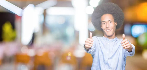 African American Młodzieńca Zatwierdzaniem Afro Włosów Robi Pozytywny Gest Ręką — Zdjęcie stockowe