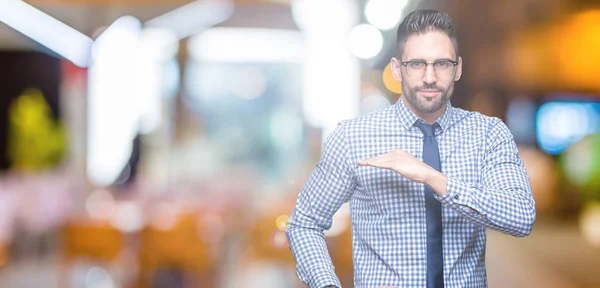 Junger Geschäftsmann Mit Brille Über Isoliertem Hintergrund Gestikuliert Mit Händen — Stockfoto