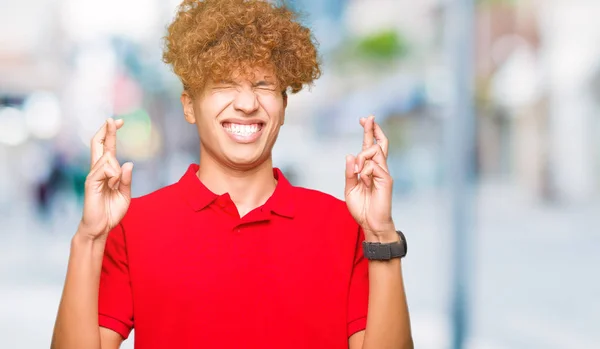 Homem Bonito Jovem Com Cabelo Afro Vestindo Camiseta Vermelha Sorrindo — Fotografia de Stock