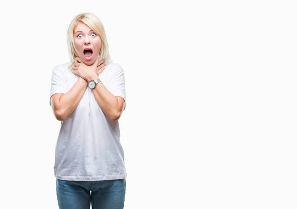 Jonge Mooie Blonde Vrouw Dragen Witte Shirt Geïsoleerde Achtergrond Schreeuwen — Stockfoto