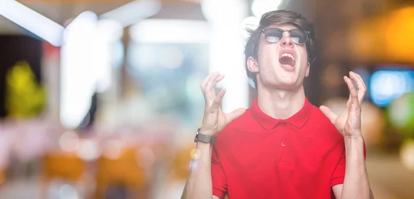 Joven Hombre Guapo Con Gafas Sol Sobre Fondo Aislado Loco —  Fotos de Stock