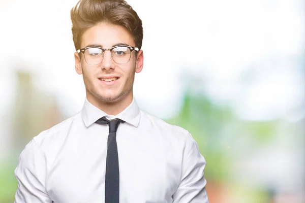 Jonge Zakenman Bril Geïsoleerde Achtergrond Met Een Gelukkig Cool Glimlach — Stockfoto