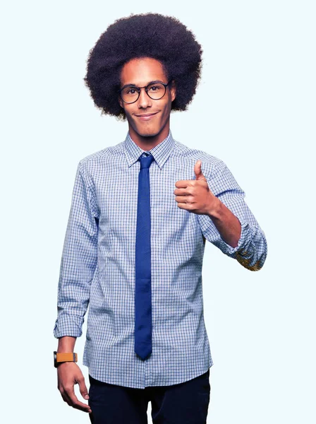 Fiatal Afro Amerikai Üzletember Afro Haj Szemüveg Boldog Remek Gesztus — Stock Fotó