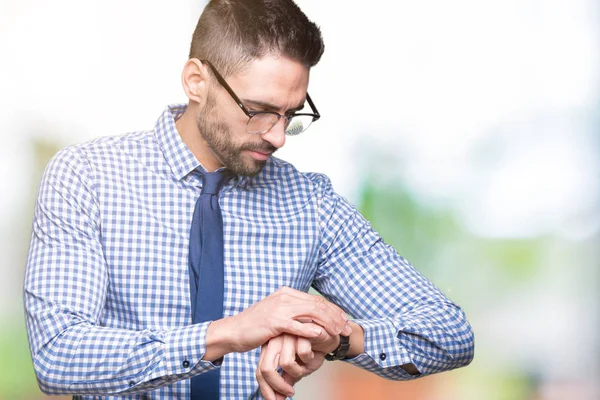 Jonge Zakenman Bril Geïsoleerde Achtergrond Controle Van Tijd Het Polshorloge — Stockfoto