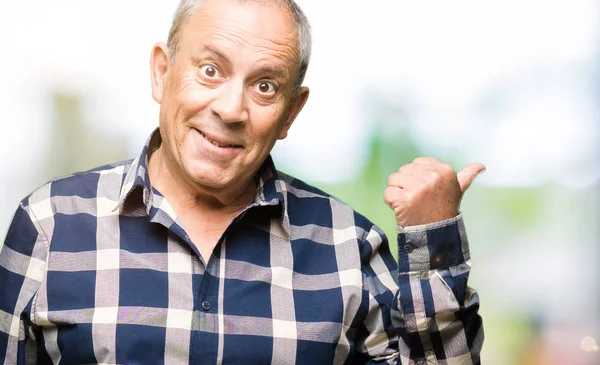 Pěkný Starší Muž Nosí Ležérní Košile Usmívající Smajlík Pohledu Přejdete — Stock fotografie
