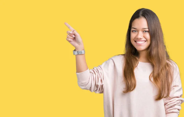 Jovem Mulher Bonita Morena Vestindo Camisola Rosa Sobre Fundo Isolado — Fotografia de Stock