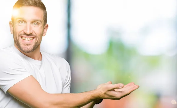 Hombre Guapo Vistiendo Casual Camiseta Blanca Señalando Lado Con Mano — Foto de Stock