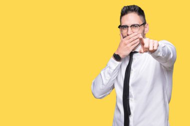 Genç yakışıklı iş adam gözlük izole üzerinde gülme sizin parmak el kamerasıyla ağzına, utanç ifadesi işaret eden arka plan