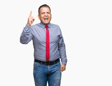 Orta yaş Arap adam başarılı fikirle izole arka plan işaret parmağı üzerinde kırmızı kravat takıyor. Çıktıktan ve mutlu. Bir numara.