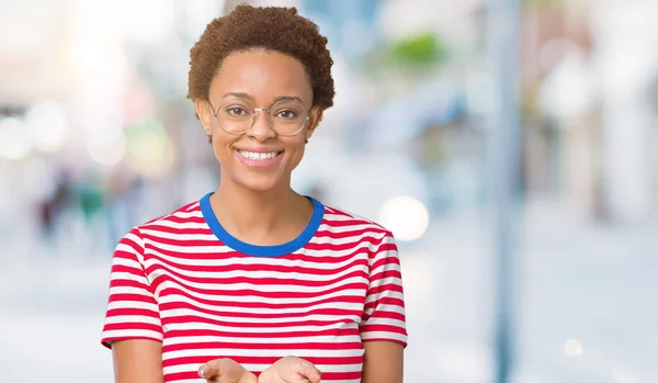 Güzel Genç Afro Amerikan Kadın Gözlük Izole Üzerine Gülen Alma — Stok fotoğraf