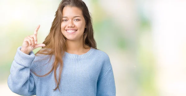 Młoda Piękna Kobieta Brunetka Swetrze Niebieski Zima Białym Tle Uśmiech — Zdjęcie stockowe