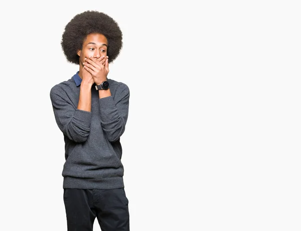 Joven Hombre Negocios Afroamericano Con Cabello Afro Impactado Cubriendo Boca —  Fotos de Stock
