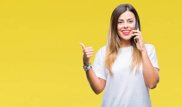 Mooie Jongedame Sprekende Bellen Smartphone Geïsoleerde Achtergrond Aan Wijzen Tonen — Stockfoto