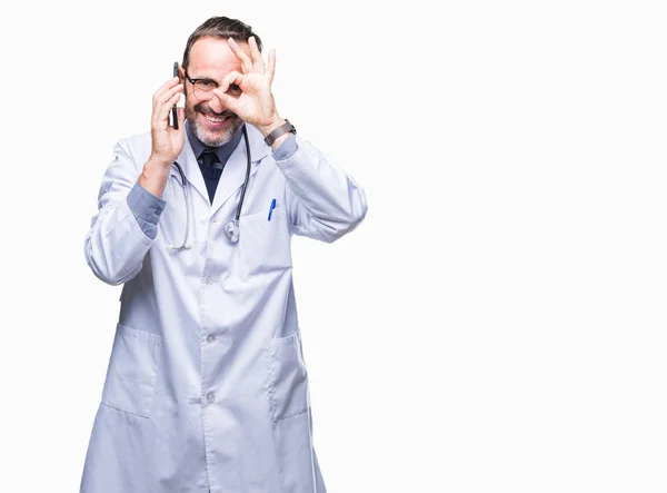 Hombre Médico Jubilado Mediana Edad Hoary Hablando Teléfono Inteligente Sobre —  Fotos de Stock