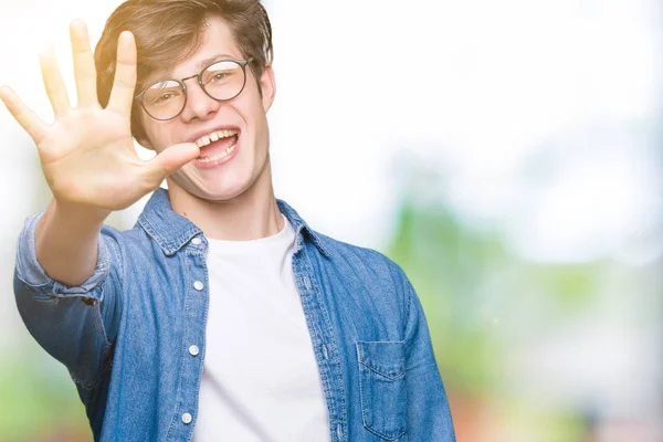 Joven Hombre Guapo Con Gafas Sobre Fondo Aislado Mostrando Apuntando — Foto de Stock