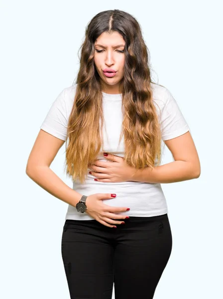 胃に手でカジュアルな白い シャツを着て若い美しい女性吐き気 気分が悪く痛みを伴う病気 痛みの概念 — ストック写真