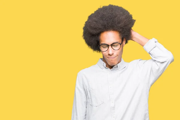 アフロ髪眼鏡の若いアフリカ系アメリカ人は混同し 質問について疑問に思います 頭の上の手で考えて疑問を持つ不透明 物思いにふけるコンセプト — ストック写真