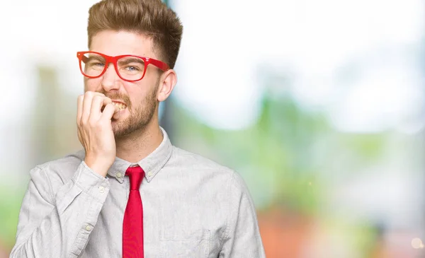 Mladý Pohledný Obchodní Muž Nosí Brýle Stresovaní Nervózní Rukama Ústech — Stock fotografie