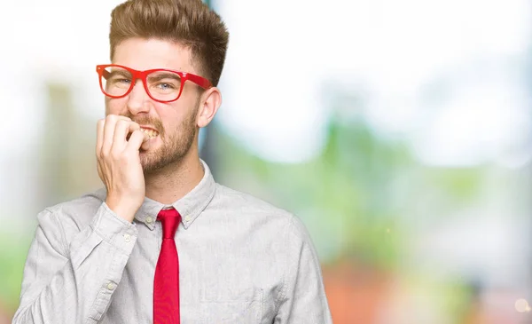 Joven Hombre Negocios Guapo Con Gafas Que Ven Estresados Nerviosos —  Fotos de Stock