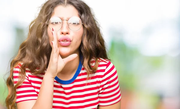 Noszenie Okularów Młoda Kobieta Piękny Dłoń Ustach Mówi Sekret Plotka — Zdjęcie stockowe