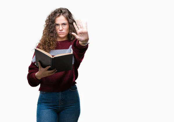 Menina Morena Jovem Lendo Livro Usando Óculos Sobre Fundo Isolado — Fotografia de Stock