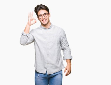 İzole arka plan el ve parmaklar ok işaretiyle yapıyor olumlu gülümseyen üzerinde gözlük takan yakışıklı delikanlı. Başarılı ifade.