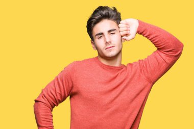 İzole arka plan germe üzerinde genç yakışıklı adam geri, yorgun ve rahat, Uykulu ve erken sabah esneme