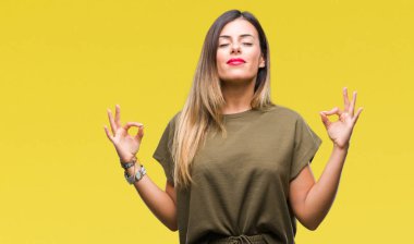 Genç güzel kadın izole arka plan üzerinde dinlenmek ve gülümseyen gözlerle parmak ile meditasyon jest yapıyor kapalı. Yoga kavramı.