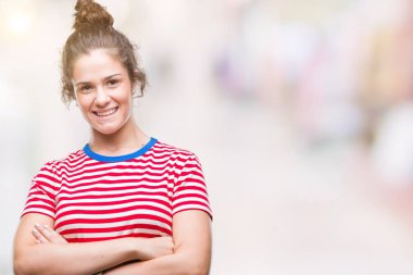 Kameraya bakarak çapraz silah ile gülümseyen izole arka plan mutlu yüzüne rahat bakmak giyen güzel esmer kıvırcık saçlı Genç kız. Olumlu bir kişi.