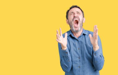 İzole arka plan çılgın ve kızgın bağırarak ve agresif ifade ve silah kaldırdı bağırmaya yakışıklı orta yaş zarif komuta sizde. Hayal kırıklığı kavramı.