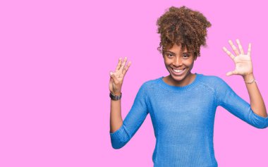 Güzel genç Afro-Amerikan kadın gösterilen ve parmakları ile işaret izole arka plan yüzünden kendinden emin ve mutlu gülümseyerek süre 8 numaralı.