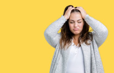 Güzel artı boyutu genç kadın baş ağrısı çaresiz ve stres nedeniyle ağrı ve migren, izole arka plan üzerinde kış ceket giyiyor. Eller baş.