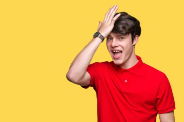 Yakışıklı delikanlı izole arka kafasına hata için el ile sürpriz üzerinde kırmızı t-shirt giyen hata hatırlıyorum. Unuttum, kötü bellek kavramı.