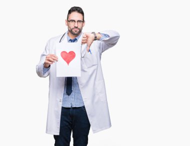 Yakışıklı genç doktor adam kızgın yüzü, eksi işareti aşağı antipati başparmak ile gösterilen, ret kavramı ile izole arka plan üzerinde kırmızı kalp ile kağıt tutan