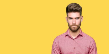 Genç yakışıklı iş casual adam şüpheci ve sorun nedeniyle gergin, papatyanın üzgün. Negatif kişi.