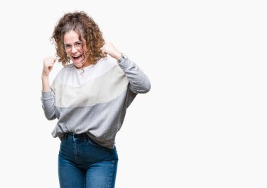 Güzel esmer kıvırcık saçlı Genç kız üzerinde gözlük gülümseyen ve başarı için çığlık arka plan çok mutlu ve heyecanlı kaldırdı, silah ile kazanan jest yapıyor izole. Kutlama kavramı.