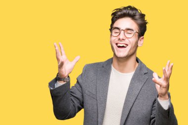 Kızgın ve silah ile başarı için deli izole arka plan kutluyor üzerinde gözlük takan genç iş adamı kaldırdı ve heyecanlı çığlık gözler kapalı. Kazanan kavramı