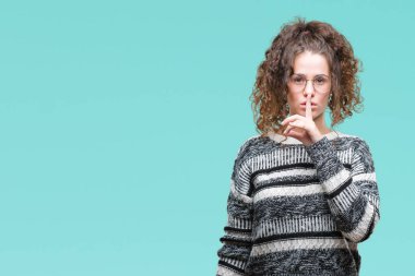 Güzel esmer kıvırcık saçlı Genç kız dudaklarında parmak ile sessiz olmanı izole arka plan üzerinde gözlük takıyorum. Sessizlik ve gizli kavramı.