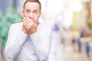 Orta yaş ağarmış komuta sizde üzerinde beyaz t-shirt giyen arka plan ağız hata için elleriyle kapsayan şok izole. Gizli kavramı.