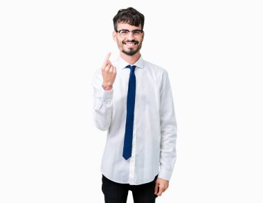 Genç yakışıklı iş adam gözlük izole arka plan üzerinde Beckoning gel burada mutlu ve gülümseyerek el davet ile jest