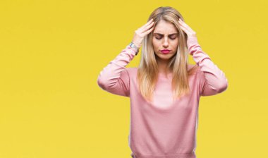 Üzerinde pembe kış kazak giyen genç güzel sarışın kadın izole arka plan baş baş ağrısı için el ile çünkü stres. Migren muzdarip.