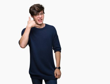 Yakışıklı delikanlı yapıyor gülümseyen izole arka plan üzerinde gözlük telefon hareketi ile el ve parmak telefonda konuşuyor gibi. Kavramları iletişim.