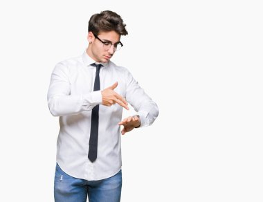 Acele işaretleme izlemek için zaman, sabırsızlık, üzgün ve kızgın son tarih gecikme için arka plan üzerinde gözlük takan genç iş adamı izole