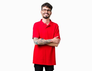 Yakışıklı delikanlı üzerinde gözlük takan mutlu yüz ile gülümseyerek kameraya seyir silah geçti arka plan izole. Olumlu bir kişi.