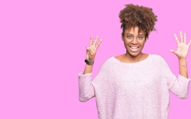 Güzel genç Afro-Amerikan kadın gözlük gösterilen ve parmakları ile işaret izole arka plan üzerinde kendinden emin ve mutlu gülümseyerek süre sekiz numara.