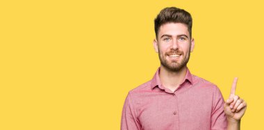 Ve parmak gülümseyen süre bir numara ile kendinden emin ve mutlu yukarıyı gösteren genç yakışıklı iş casual adam.