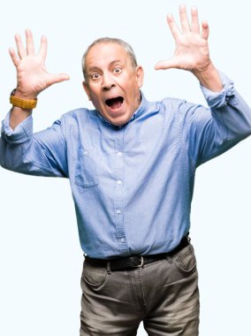 Yakışıklı üst düzey Businesss adam zarif gömlek giymiş çılgın ve silah ile başarı için hayran ve açık gözleri heyecanlı çığlık kaldırdı. Kazanan kavramı