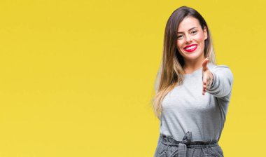 Genç güzel işçi iş kadını olarak tebrik ve konuksever dost sunan karşılıklı gülümseyen izole arka plan üzerinde. Başarılı iş.