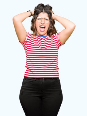 Deli gözlük takan ve baş, korkuyor ve açık ağzı ile şok sürpriz elleriyle korkuttun genç güzel kadın